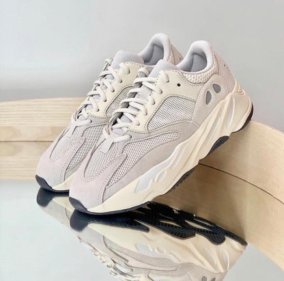 Adidas Yeezy 700 analog 'EG7596'